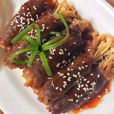 Bò cuộn nấm kim châm