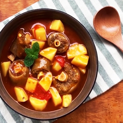Đuôi bò nấu đậu + bánh mì
