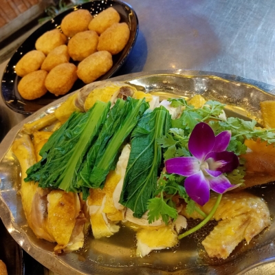 Gà hấp muối + xôi chiên