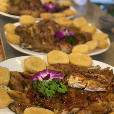 Gà quay mật ong bánh bao 